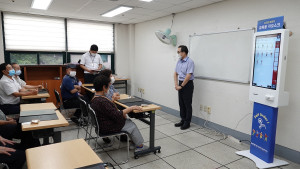 손철수 한국공학기술연구원 대표가 어르신들을 대상으로 키오스크 활용 교육을 소개하고 있다