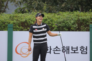 2라운드에서 공동 선두를 기록한 한화큐셀골프단 소속 김지현은 무결점 경기력으로 우승에 도전