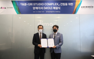 왼쪽부터 동아방송예술대학교 최용혁 총장과 아센디오 신동철 대표이사가 체결식에서 기념 촬영을