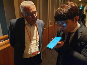 소니스트의 호흡 재활운동 앱을 시연하는 왼쪽부터 이갈 에를리히 요즈마그룹 회장과 김경태 소