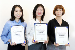 왼쪽부터 2020/21년도 IELTS Prize 최종 수상자인 김송하, 임진희, 장한나씨
