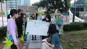 청소년 기후위기 대응 거리 캠페인을 통해 주민과 소통하고 있는 청소년들