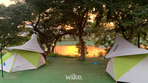 북한강 노을 배경의 캠프 사이트