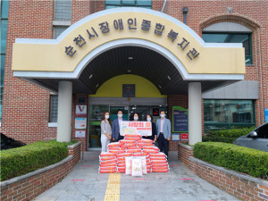 왼쪽에서 두번째 조근수 한국부동산원 순천지사장과 직원들이 추석맞이 사랑의 쌀을 후원한 뒤 기념촬영을 하고 있다