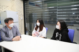왼쪽부터 콘텐츠산업 청년 일자리 리쇼어링 프로젝트 참여 기업의 스토리야 성인규 대표, 류혜