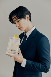 페이퍼백이 대표 제품의 모델로 가수 겸 배우 2PM 준호를 발탁했다