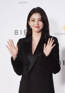 2021 부산국제영화제에서 샬롯 틸버리 메이크업 룩으로 화제가 된 배우 한소희