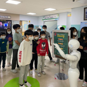 서울 교동초등학교에 설치된 인공지능(AI) 영어 회화를 위한 휴머노이드 로봇 ‘페퍼(Pep