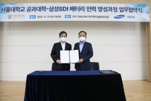 왼쪽부터 이병호 서울대 공과대학장, 장혁 삼성SDI 연구소장 부사장이 협약을 맺고 기념촬영을 하고 있다
