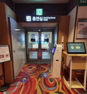 강원랜드 흡연실 앞에 설치된 헤임달 무인365 AI 출입 솔루션