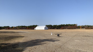여권을 배송하기 위해 이륙 대기 중인 Hexa Q-50 UAV
