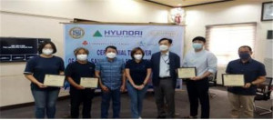 월드투게더가 필리핀 Calumpit 지역 취약계층에 위생·건강 키트를 전달하고 기념촬영을 하고 있다