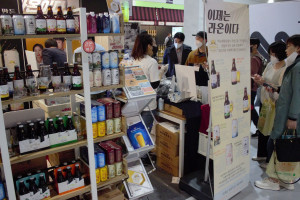 서울바앤스피릿쇼 2021전시회 라온맥주 전시관에서 관람객들이 라온맥주를 시음하고 있다