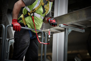 밀워키가 출시한 퀵 커넥트 락킹 안전고리와 안전 장갑 Cut 3