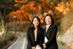 왼쪽부터 고려사이버대학교 보건의료학부 손민성 교수, 조경진 교수