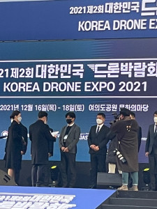 헥사팩토리가 국토교통부 장관으로부터 표창을 수상하고 있다