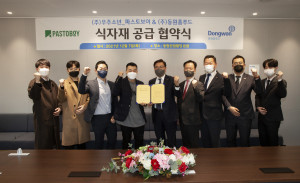 왼쪽부터 네번째부터 김재원 우주소년 대표이사와 김성용 동원홈푸드 대표이사가 협약식에서 기념
