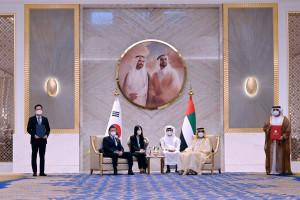 왼쪽부터 손재일 한화디펜스 대표이사, 문재인 대통령, 셰이크 무함마드 빈 라시드 알막툼 UAE 총리, 무암마르 아부셰하브 UAE 타와준(TTI) 사장이 사업계획서를 교환하고 기념촬