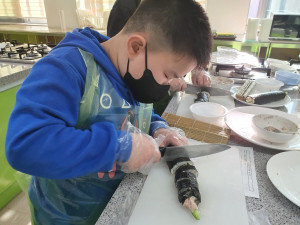 슬기로운 방학생활 청소년요리교실에 참가한 청소년이 샐러드 김밥을 만들고 있다