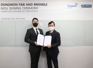 왼쪽부터 모성현 비엠스마일 한국 대표와 이상진 동원F&B 전략사업부장이 업무 협약을 맺고 