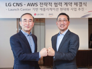 왼쪽부터 LG CNS 대표이사 김영섭 사장과 AWS코리아 함기호 대표가 ‘전략적 협력계약(