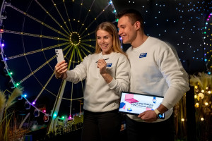 현지 모델들이 삼성전자 전시관에서 ‘갤럭시 S22’ 시리즈의 나이토그래피 기능을 체험하고 있다