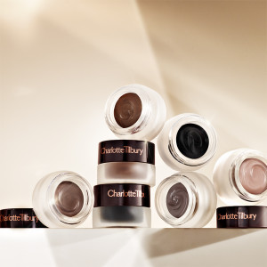 샬롯 틸버리가 론칭한 매트 아이즈 투 메스머라이즈 제품