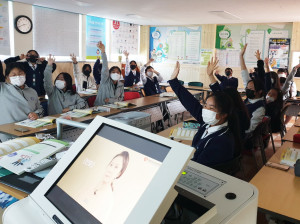 디유 스쿨 참여 학교인 제주여자중학교에서 교사와 학생들이 함께 디지털 리터러시 프로그램을 