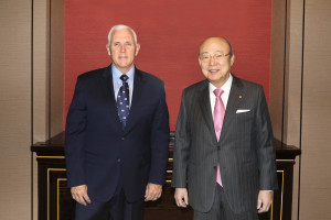 왼쪽부터 마이크 펜스 전 미국 부통령과 한화그룹 김승연 회장이 오찬을 함께하며 환담을 나눴