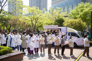 The-K한국교직원공제회가 ‘The-K 매거진 싣고 달려가는 커피트럭’ 첫 행사를 개최했다