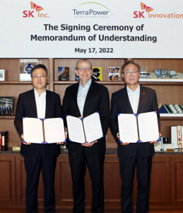 왼쪽부터 장동현 SK 부회장, 크리스 르베크 미국 테라파워 CEO, 김준 SK이노베이션 부