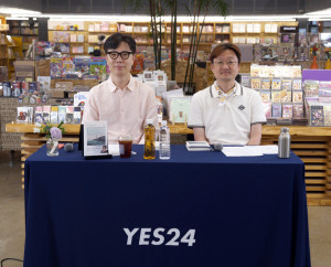 왼쪽부터 김영하 작가, 오은 시인이 예스24의 ‘김영하 작가와 함께한 책읽아웃’ 공개 방송