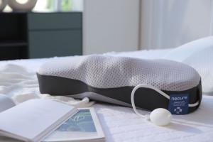 네큐어 MP-100 경추베개 모드. 수동식 공기 주입으로 견인에어백이 팽창한 상태인 경추치료 모드