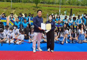 오승한 회장이 청소년 장학금을 수여하고 있다