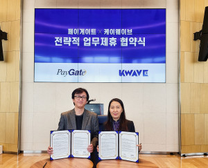 왼쪽부터 케이웨이브컴퍼니 윤순직 대표와 페이게이트 박소영 대표가 협약식에서 기념 촬영을 하
