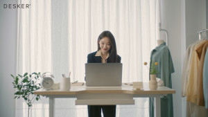 데스커가 강민경과 함께 진행한 ‘아이엠데스커(I AM DESKER)’ 캠페인