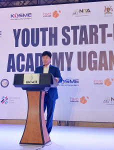 벤처포트 박완성 대표가 우간다 캄팔라에서 열린 ‘우간다 청년창업사관학교 개소식’에서 발표하