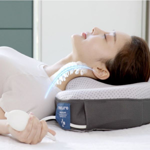 네큐어의 경추 견인, 수동식 공기펌프로 견인 에어백의 팽창 강도와 높이를 조절해가면서 안전하고 간편하게 목 경추를 견인치료한다