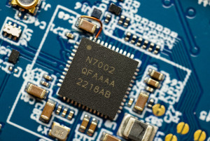 nRF7002는 노르딕의 기존 제품과 함께 사용해 원활한 와이파이 연결 및 와이파이 기반 