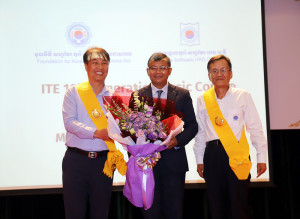 석창규 웹케시그룹 회장이 캄보디아 정부로부터 교육공헌 훈장을 수훈했다. 왼쪽부터 석창규 웹