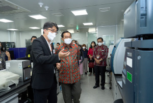 간디 술리스티얀토 주한 인도네시아 대사가 이영진 대웅제약 세포치료센터장에게 바이오 연구실에