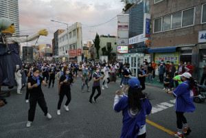 개막 놀이 시민 참가단 500여 명과 시민 관광객이 함께 춤을 추고 있다