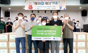 왼쪽부터 애큐온캐피탈 길광하 사회공헌운영위원장, 애큐온캐피탈 봉진철 사회공헌운영위원, 다운복지관 김인숙 관장, 애큐온저축은행 주동기 사회공헌운영위원, 애큐온저축은행 정영석 사회공헌