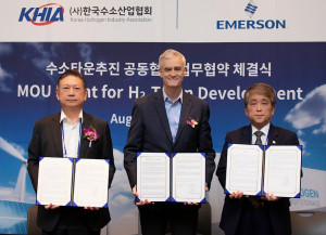 왼쪽부터 한국에머슨 충첸화이 대표, 에머슨 CSO 마이크 트레인, 한국수소협회 이동휘 부사