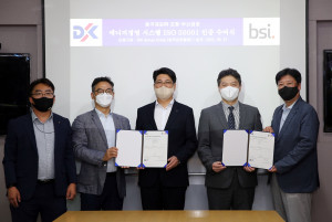 이찬희 동국제강 동반협력실장(가운데)와 임성환 BSI Korea 대표이사(가운데에서 오른쪽