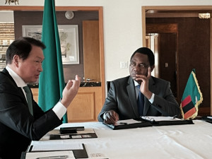 최태원 SK그룹 회장이 미국 뉴욕에서 하카인데 히칠레마 잠비아 대통령과 만나 사업 협력 방