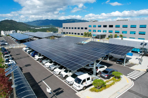 현대모비스가 울산전동화공장 주차장에 설치한 태양광 발전설비. 현대모비스는 국내 자동차부품 