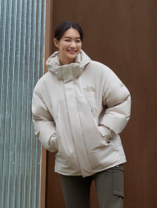 에코 히트 다운 재킷을 착용한 노스페이스 홍보대사 신민아