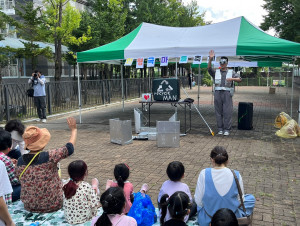 시민기획팀이 만든 인형 전시, 체험 프로그램이 운영되는 인형극 마을 축제 ‘녹색장터’가 춘
