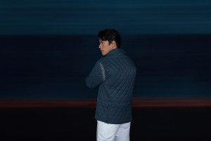 하이엔드 골프웨어 브랜드 ‘고스피어’의 앰배서더인 현빈이 효성티앤씨 리싸이클 섬유 ‘리젠’이 적용된 퀼팅 자켓을 입고 있다